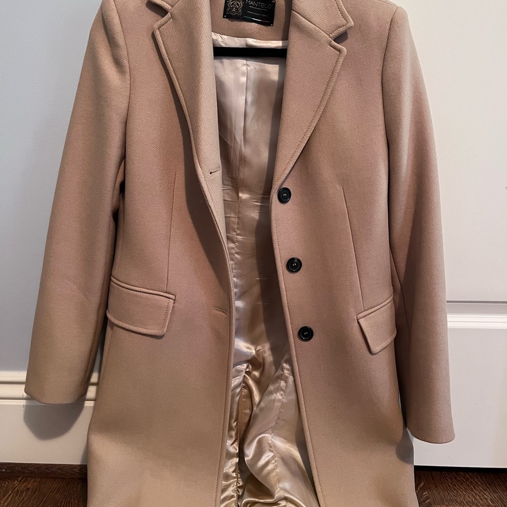 very pretty color jacket with gorgeous lining inside and black buttons